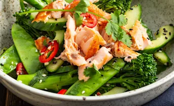 Lauwwarme Aziatische salade met pulled salmon