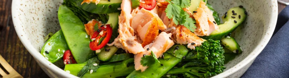 Lauwwarme Aziatische salade met pulled salmon