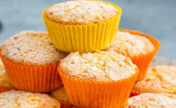 Sinaasappel-vanillecake cupcakejes met amandelen