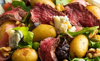 Hertenbiefstuksalade met stoofpeertjes