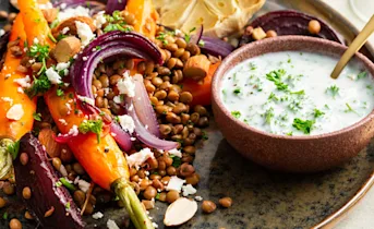 Linzensalade met geroosterde rode biet en fetakaas