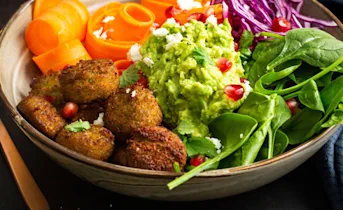 Falafelbowl met avocadocrème
