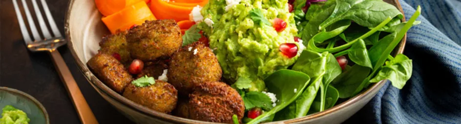 Falafelbowl met avocadocrème
