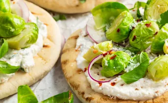 Spicy pita pizzas met parmezaan spruitjes