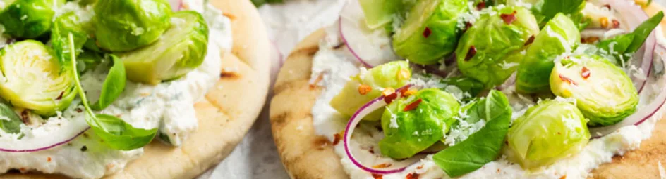 Spicy pita pizzas met parmezaan spruitjes