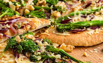 Naanpizza met gekaramelliseerde ui