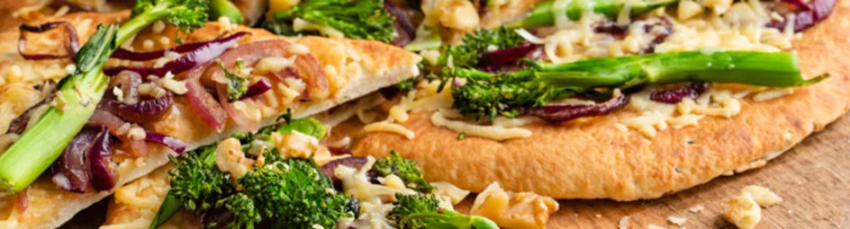 Naanpizza met gekaramelliseerde ui