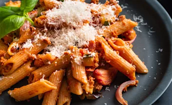 Vegetarische pasta met rode saus en groente