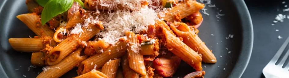 Vegetarische pasta met rode saus en groente