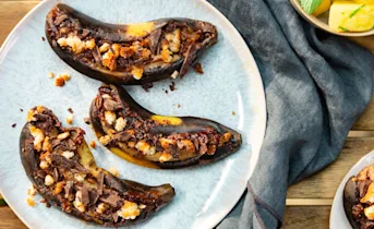 Barbecuebanaan met bitterkoekjes en chocolade