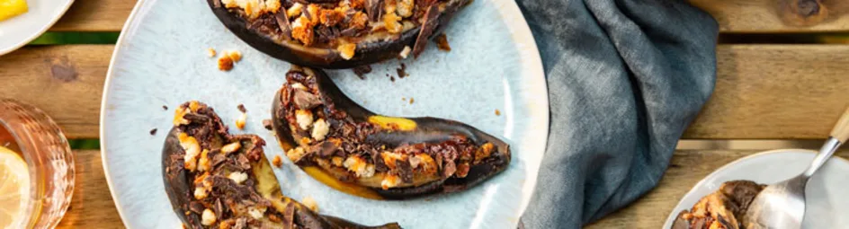 Barbecuebanaan met bitterkoekjes en chocolade