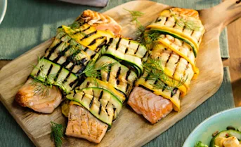 Zalm-courgettepakketjes van de barbecue