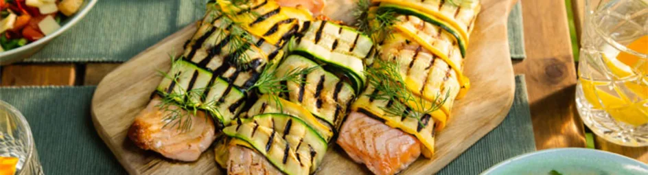 Zalm-courgettepakketjes van de barbecue