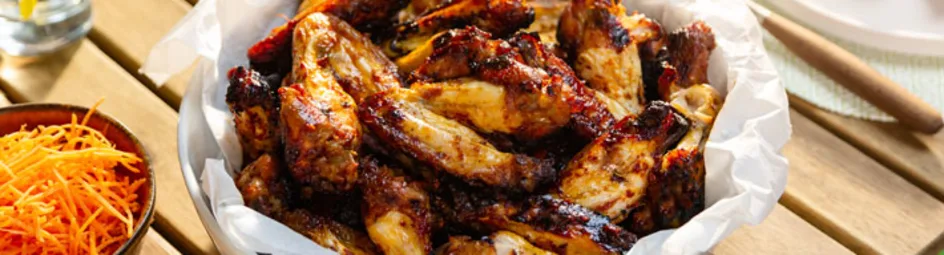 Gemarineerde kippenvleugels in barbecuesaus