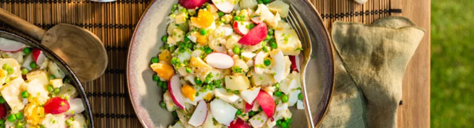 Aardappelsalade met doperwten en radijs