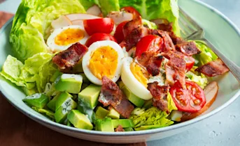 Cobb salade met karnemelk-dressing