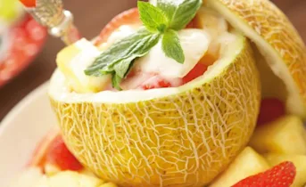 Vruchtensalade met yoghurt-perziksaus