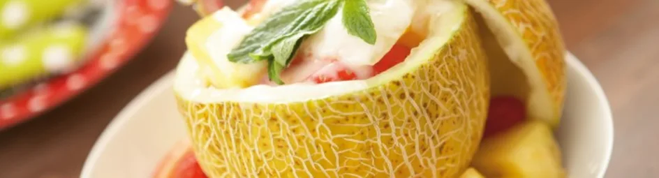 Vruchtensalade met yoghurt-perziksaus
