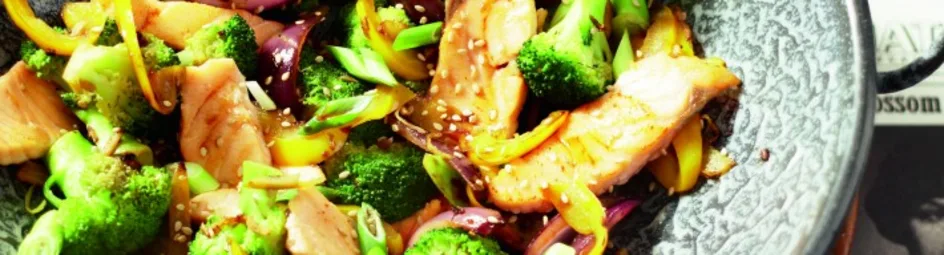 Zalmroerbak met broccoli en paprika