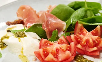 Tomaatbloem met spinazie en gedroogde vijgen