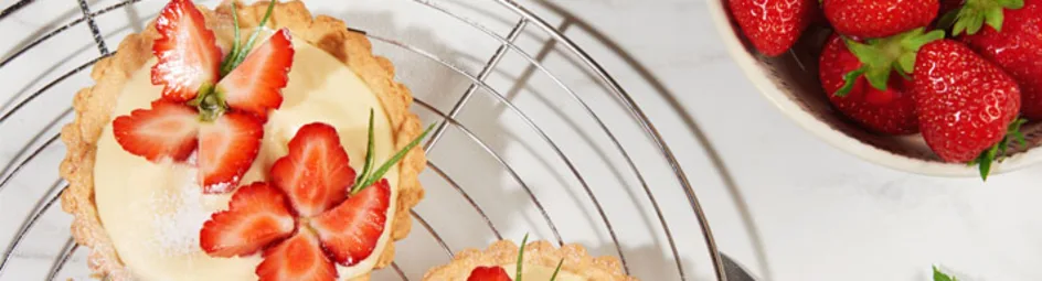 Aardbeienvlindertaartjes met witte chocoladeroom