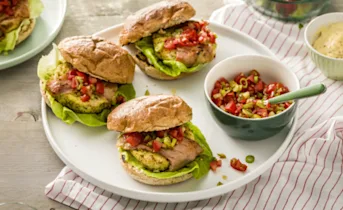Broodje koolvisburger met cherrytomaat-salsa