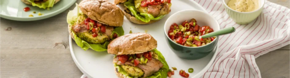 Broodje koolvisburger met cherrytomaat-salsa