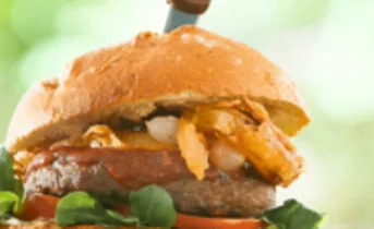 Angusburger met gefrituurde ui & sriracha
