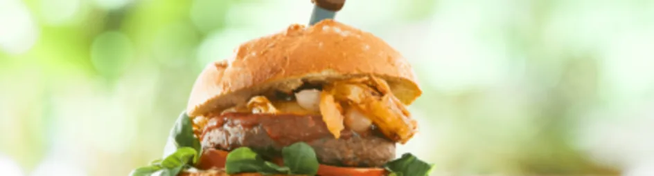 Angusburger met gefrituurde ui & sriracha