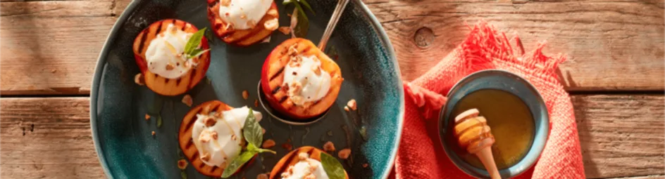 Gegrilde witte nectarines