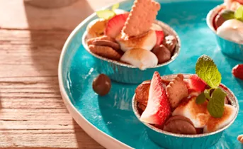 Mini s'mores met aardbei en chocola