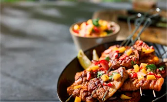 Speklapspiesen met mangosalsa