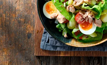 Niçoise met sla en een eitje