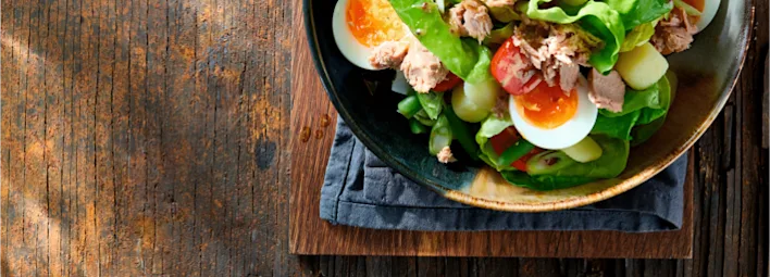 Niçoise met sla en een eitje