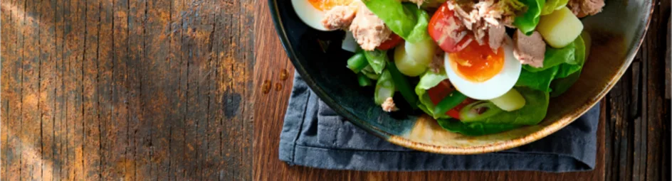 Niçoise met sla en een eitje