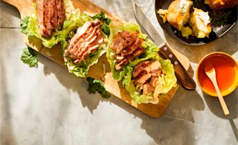 Gelakte varkensribeye met gepofte cheddaraardappelen