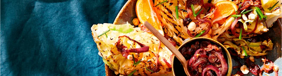 Geroosterde spitskool met rode ui en hazelnoten