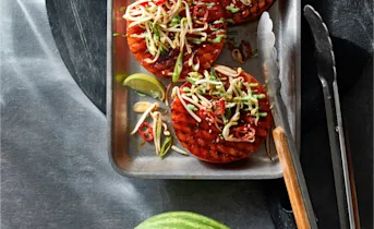 Watermeloensteak met sojasaus en taugé