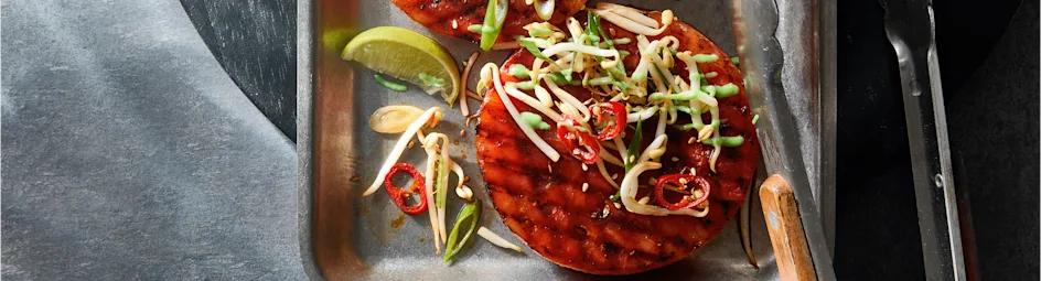 Watermeloensteak met sojasaus en taugé