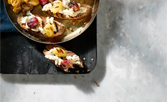 Bruchetta met gorgonzola en gepofte druiven