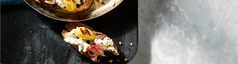 Bruchetta met gorgonzola en gepofte druiven