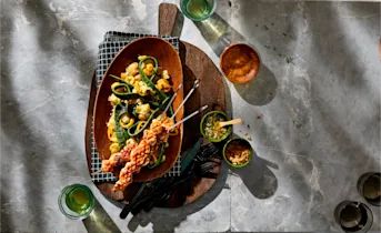 Aardappelsalade met snijbonen en kipspiesen