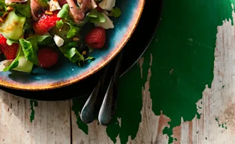 Zomerse salade met rauwe ham, geitenkaas en rood fruit