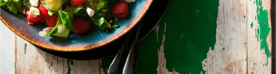 Zomerse salade met rauwe ham, geitenkaas en rood fruit