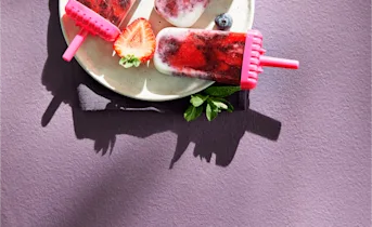 Fruitijsjes op een stokje