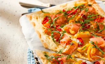 Flammkuchen met zalm, paprika en rucola