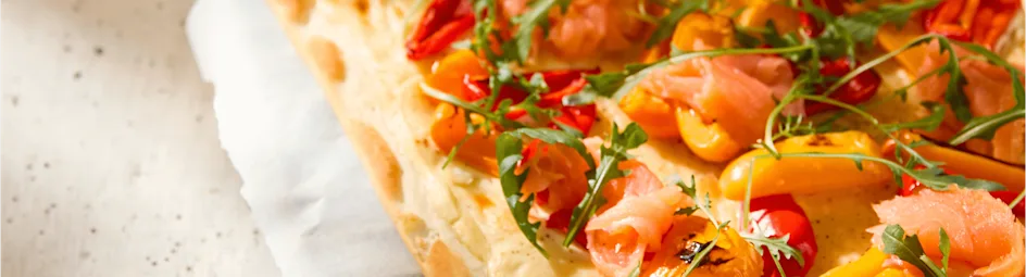 Flammkuchen met zalm, paprika en rucola