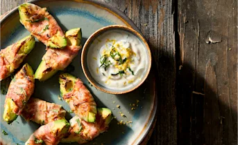 Avocado met krokante spek en knoflook-citroendip