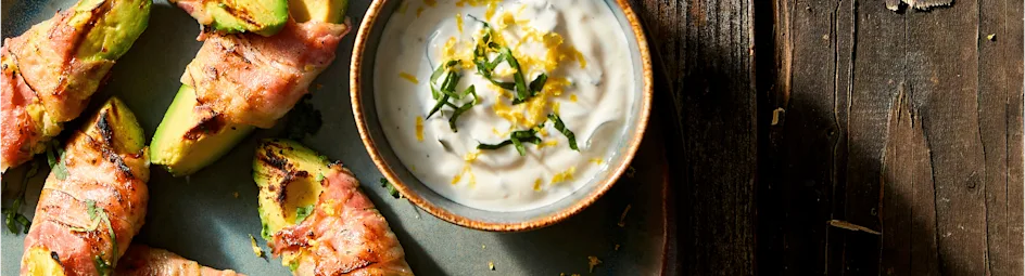 Avocado met krokante spek en knoflook-citroendip