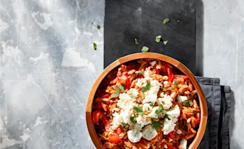 Orzo Salade met gegrilde paprika, feta en pijnboompitten